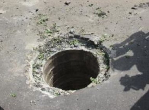 Kanalizacioni otvor bez poklopca prikazan na fotografiji stvara opasan otvor koji može izazvati tešku saobraćajnu nezgodu.