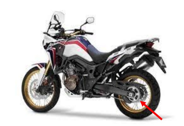 Shigjeta në fotografinë e motoçikletës tregon transmetimin e fuqisë me zinxhir.