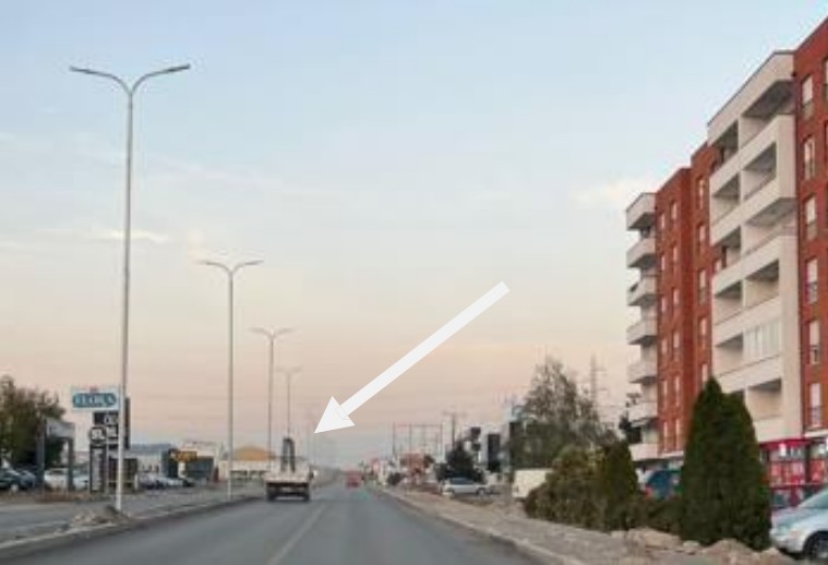 U naselju, kamion preko 3.500 kg mora koristiti krajnju desnu saobraćajnu traku, osim kada se priprema za skretanje ulevo.