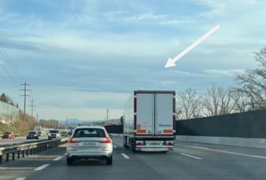 Na autoputu sa tri ili više saobraćajnih traka u jednom smeru, vozilo preko 5.000 kg mora koristiti samo krajnju levu saobraćajnu traku.