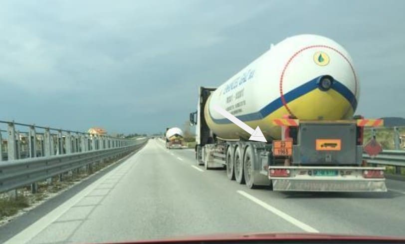 Kolika je maksimalna brzina vozila koje prevozi opasne materije na drugim putevima, osim autoputa i motoputa?
