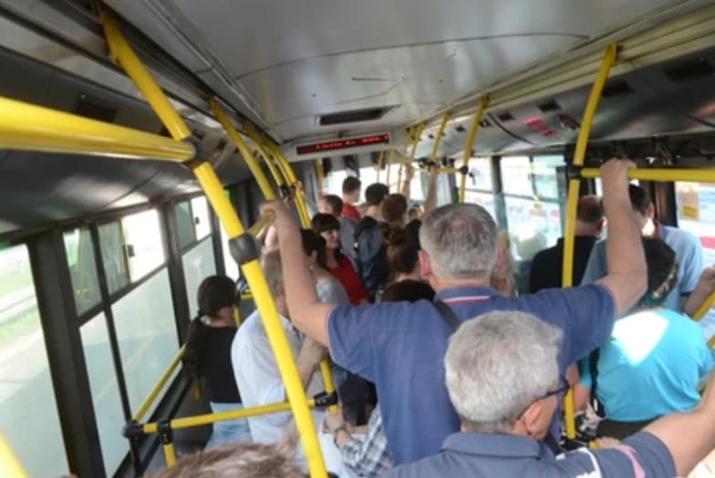 Në autobusin urban të paraqitur në fotografi nuk lejohet asnjë udhëtar në këmbë.