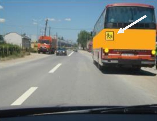 Gjatë hyrjes dhe daljes së fëmijëve nga autobusi i shënuar për transport të organizuar, shoferi duhet t’i ndezë të gjithë treguesit e drejtimit.