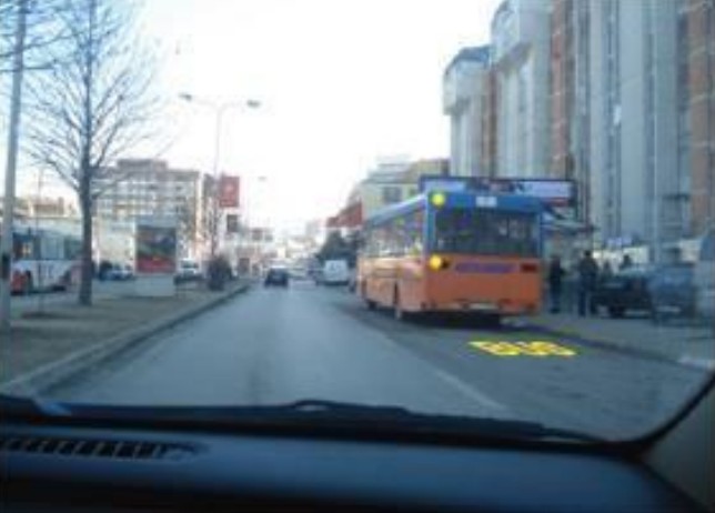 Autobusi mund të hyjë në trafik nga vendndalja brenda vendbanimit menjëherë dhe pa e vëzhguar trafikun.