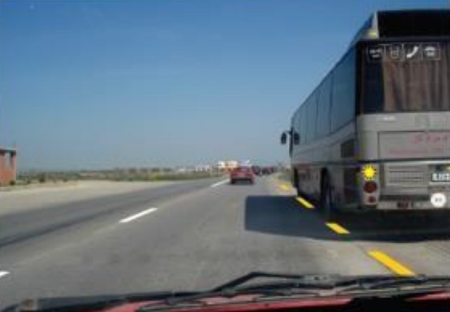 Van naselja, autobus se uključuje u saobraćaj sa stajališta tek nakon što propusti druga vozila i da signal.