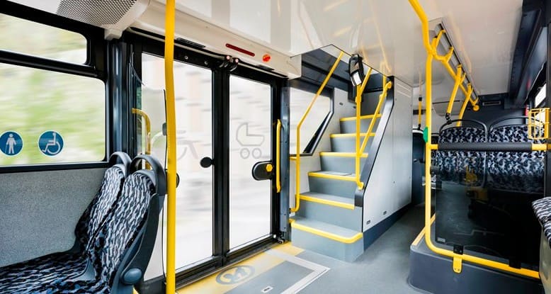 Korridori, hyrja dhe shkallët e autobusit të paraqitura në fotografi duhet të jenë jo-rrëshqitëse dhe të sigurojnë hyrje e dalje të sigurt.