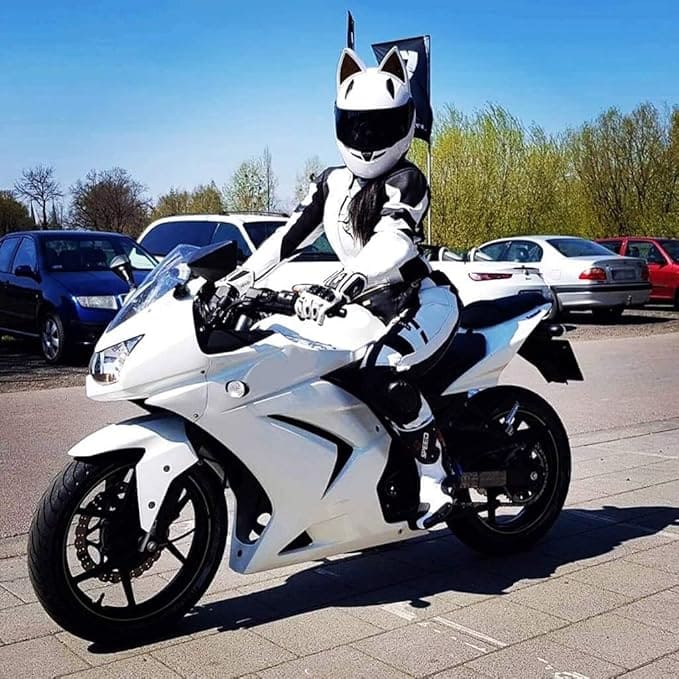 Moped veya motosiklet sürücüsü ile bu araçlarda taşınan kişiler, uygun ve sağlam koruyucu kask takmak ve yolda seyir sırasında bunları kask üreticisinin talimatlarına göre kullanmak zorundadır.