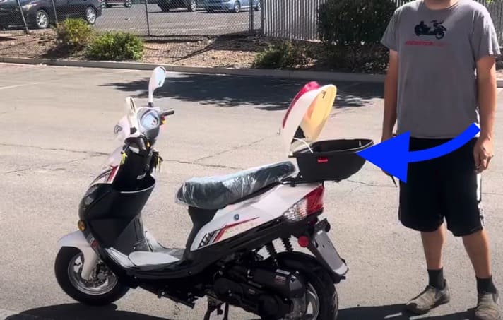 U priključnim vozilima, odnosno u sanduku za teret mopeda i motocikla nije dozvoljen prevoz lica.