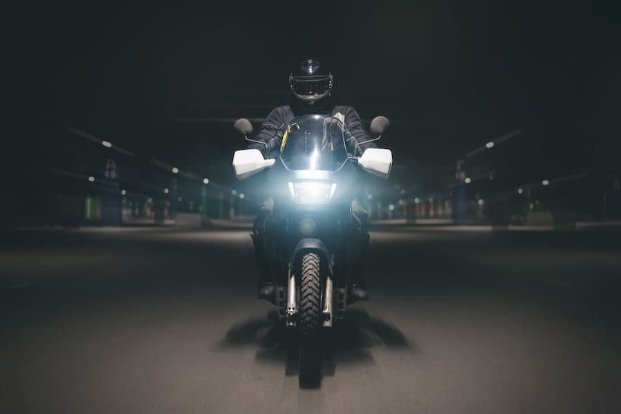 Na mopedu i motociklu bez bočne prikolice moraju biti upaljena najmanje jedno belo svetlo napred i jedno crveno svetlo pozadi.