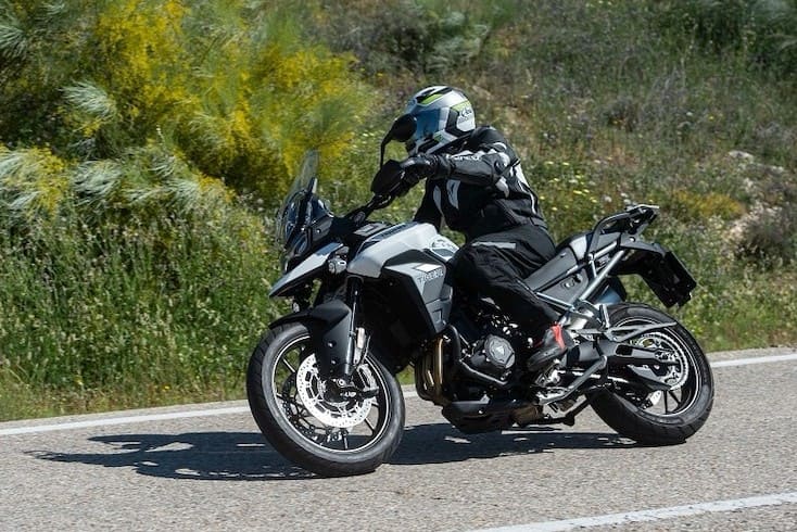 Tokom vožnje motocikla važno je održavanje ravnoteže i pravca, naročito za početnike, jer postoji opasnost od pada i pri maloj brzini.