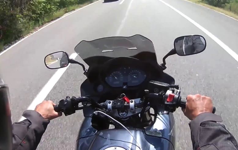 Upravljač omogućava kretanje motocikla u željenom pravcu i tokom vožnje drži se sa obe ruke.