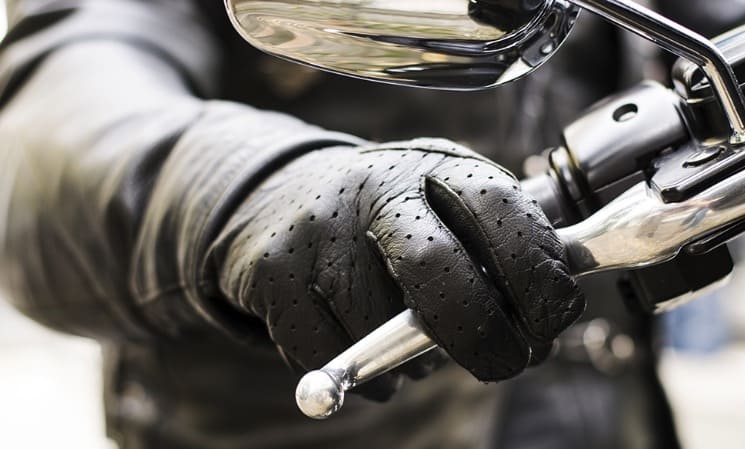 Motosikletin yavaşlatılması ve durdurulması; motor freni, ön fren, arka fren veya her ikisinin kombinasyonu ile sağlanır.