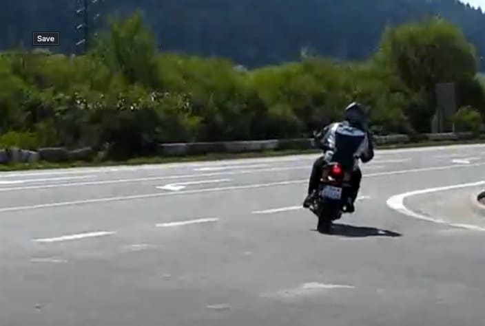 Pre skretanja treba prilagoditi brzinu kretanja u zavisnosti od stanja puta i poluprečnika krivine zbog uticaja centrifugalne sile.
