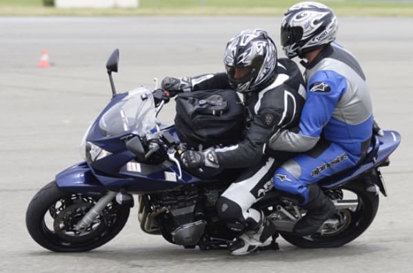 Suvozač treba da prati kretanje tela motocikliste i da postupa na isti način.