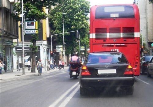 Motosiklet sürücüsü, araçları sollamayı yapar: