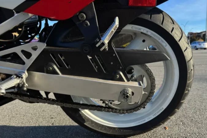 Gjatë frenimit vetëm me rrotën e pasme, rëndesa e shoferit zhvendoset mbrapa. Ekziston mundësia e bllokimit të rrotës së pasme, si dhe rrëshqitja dhe bartja e motoçikletës. Rruga e frenimit është me e gjatë.