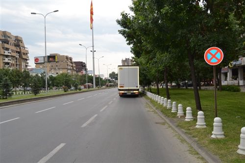 Shoferi i automjetit transportues të mallrave në një pjesë të rrugës së treguar si në fotografinë, është i ndalur: