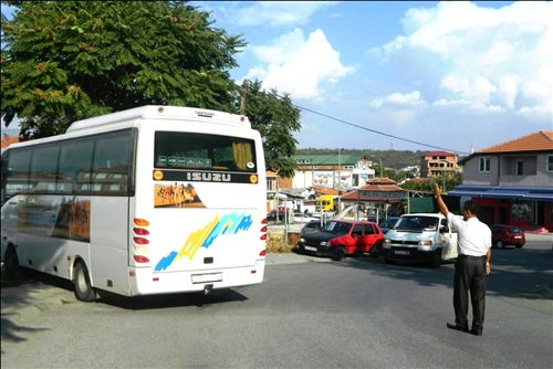 Shoferi i autobusit kur kyçet në komunikacion nga oborri (si në fotografi), nëse dukshmëria i është zvogëluar, është i obliguar:
