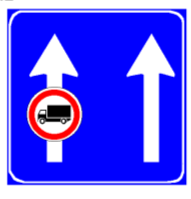 Sinjali në figurë tregon se në korsinë e majtë ndalohet qarkullimi për mjetet e transportit të mallrave me peshë të përgjithshme mbi 3.5 tonë. 