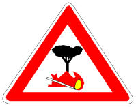 Sinjali në figurë paralajmëron një zonë me bar, gjethe ose shkurre, e cila ndodhet anash rrugës dhe rrezikohet nga ndezja e zjarreve. 
