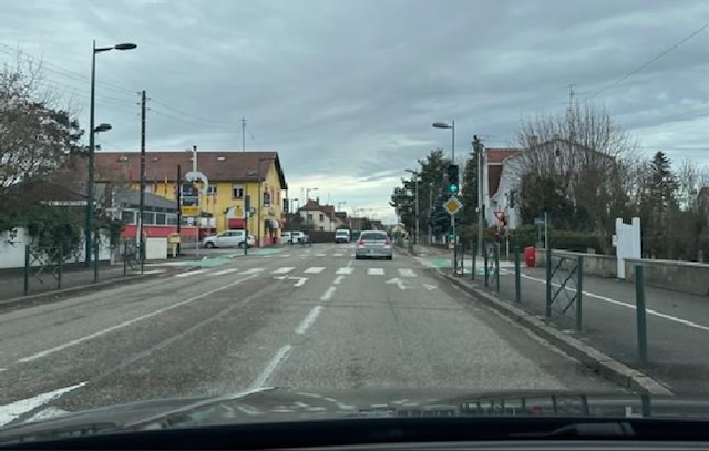 Da li vam je dozvoljeno da promenite traku za skretanje levo, u ovu situaciju?