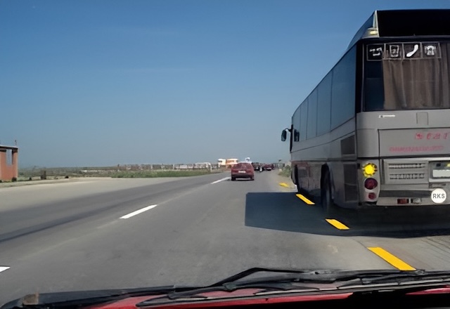 . Kentsel alanların dışındaki bir otobüs durağından yola giren bir otobüse yol vermeli misiniz?