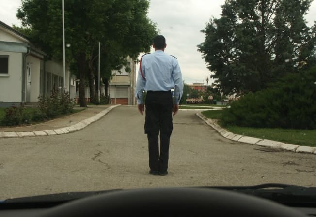 U kojim pravcima je zabranjeno kretanje prema položaju policajca?