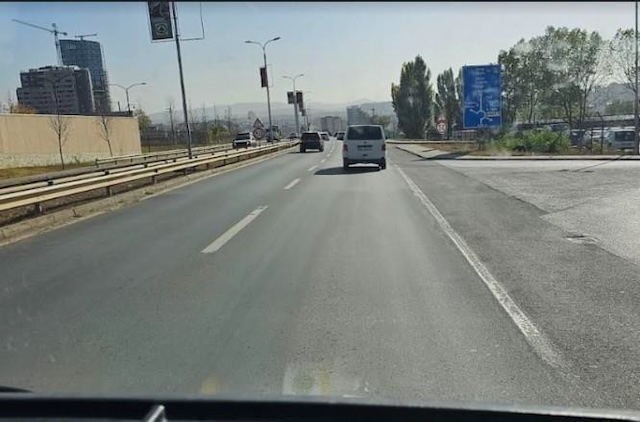 Bezbednosna udaljenost između vozila tokom vožnje van naselja treba da bude najmanje 2 sekunde.