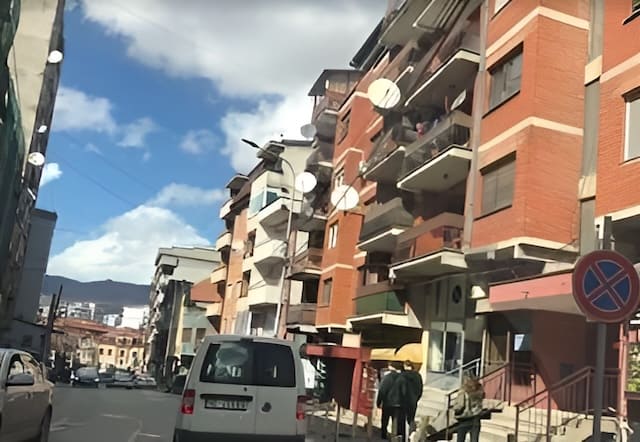 Stopping and parking is allowed in this situation.