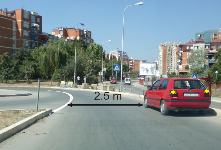 Dozvoljeno je parkiranje vozila ako su svi pokazivači pravca uključeni.