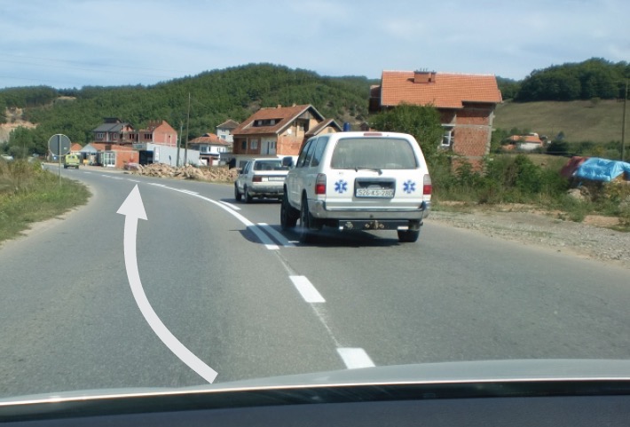 Dozvoljeno je preticanje dva vozila istovremeno.