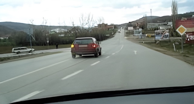 Në këtë situatë, lejohet tejkalimi nga dy anët pasi vija gjatësore është e ndërprerë.