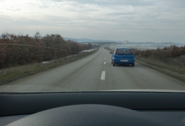 Overtaking is not allowed in this situation due to the interrupted longitudinal line (mirror view, blind spot and signaling).