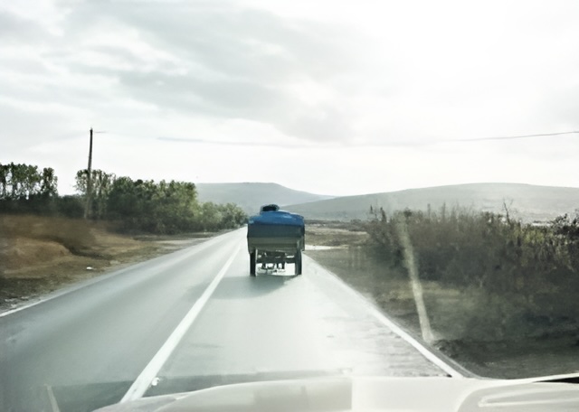 In this situation, overtaking of the motor cultivator is allowed.