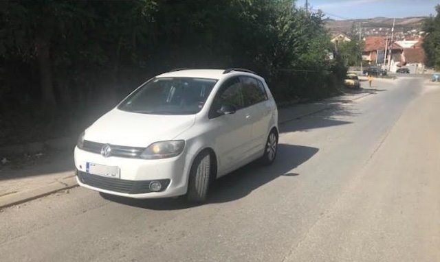 If the vehicle is parked on a hill, the front wheels of the car turn towards the middle of the road (left).