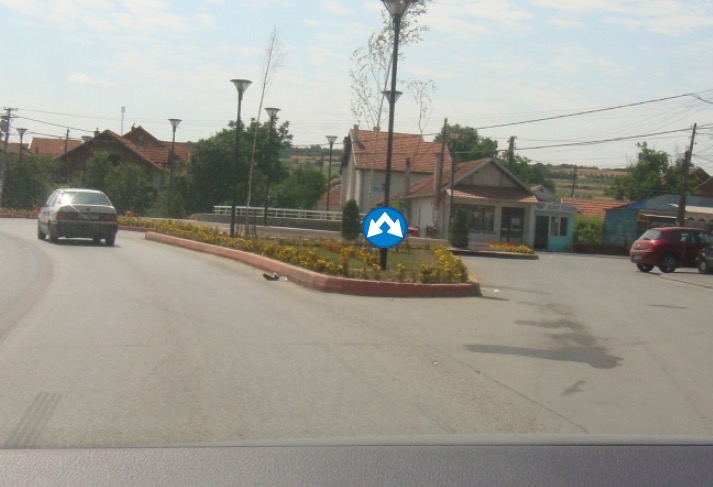 Overtaking is allowed, only from the right side.