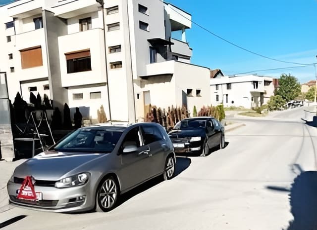 The permitted speed during the towing of a broken-down car is 60 km/h.