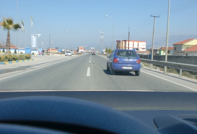 Vozaču vozila dozvoljeno povećanje brzine, dok ga pretičete, ako ne ometa saobraćaj.