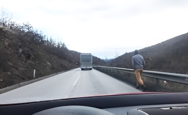 U ovoj situaciji povećaću bočnu bezbednu udaljenost, jer pešak može da pređe put.