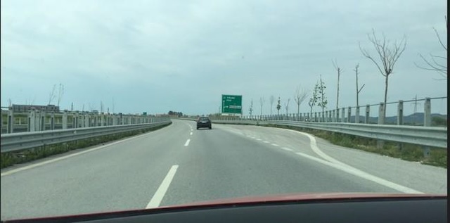 Da biste izašli sa autoputa, morate koristiti traku za usporovanje i signalizirate pokazivačima pravca.