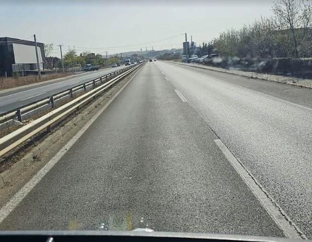 Ngasja në rrugë të drejtë e gjatë, shoferin e nxit për shpejtësi të madhe.