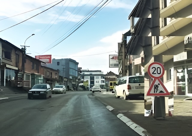 In this part of the road, I am not allowed to move at a speed of less than 20 km/h.