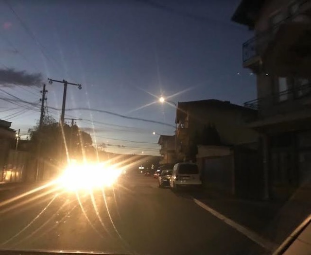 Automjeti përballë i ka të ndezura dritat e gjata. nëjejt duhet të veproni edhe ju, duke ndezur dritat e gjata që rruga të shihet më mirë.