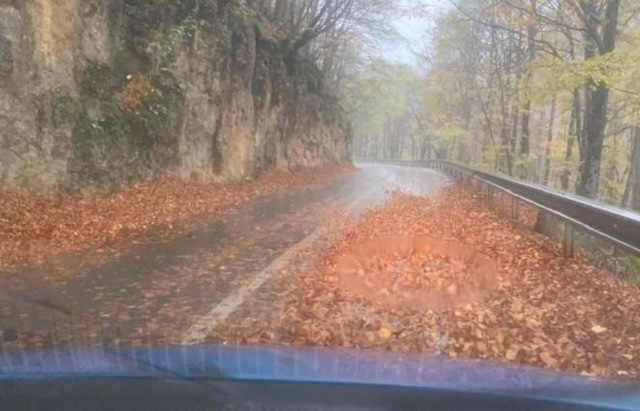 During driving in this situation, in case of braking, the reaction path increases.