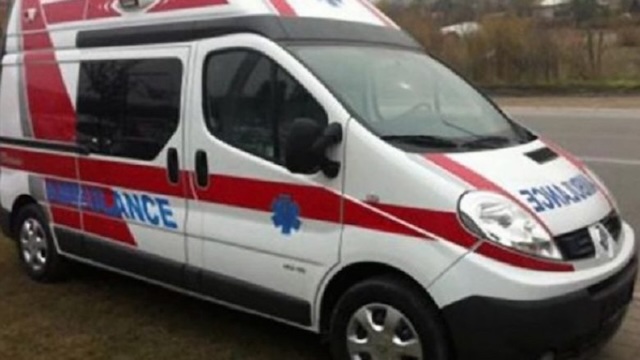 The emergency vehicle is in intervention, I will pull over and, as necessary, reduce the speed of movement.