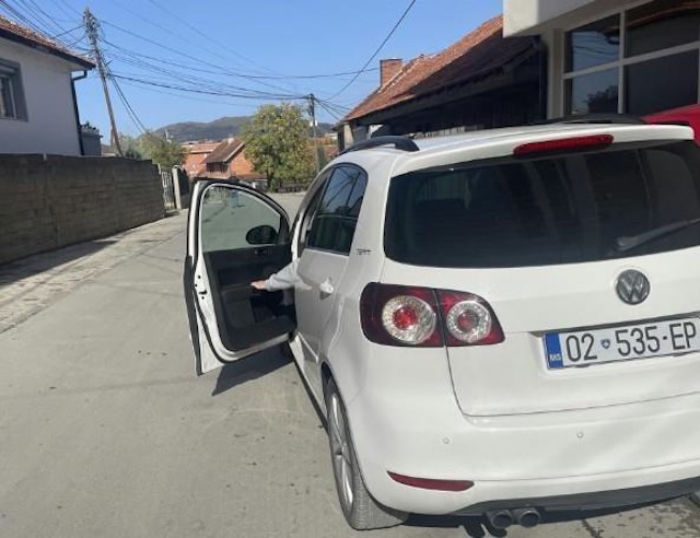When getting out of the car, the driver must look at the traffic from behind, through the mirrors and the blind spot.
