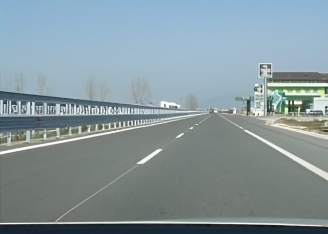 Maksimalna brzina na nacionalnim putevima van naselja sa dve trake za jedan smer kretanja uz fizičko razdvajanje je 80 km/h.