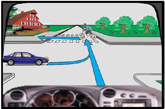 Na raskrsnici plavi automobil kreće ispred bicikliste.