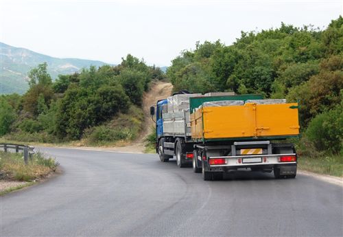 Kur “një grup automjetesh” është ndalur në rrugë, freri i parkimit duhet të sigurojë jo lëvizjen e tërë grupit të automjeteve, ndërsa gjatë saj grupi i automjeteve të mos ketë frenuar në tjetër mënyrë (si në fotografi), gjatë pjerrtësisë prej: