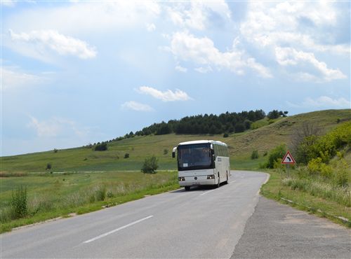 Shpejtësia e lëvizjes së autobusit kur qarkullon në rrugë publike (si në fotografi) kufizohet në: